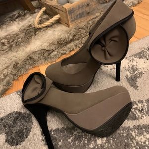 Beautiful Tan & Black Stilettos